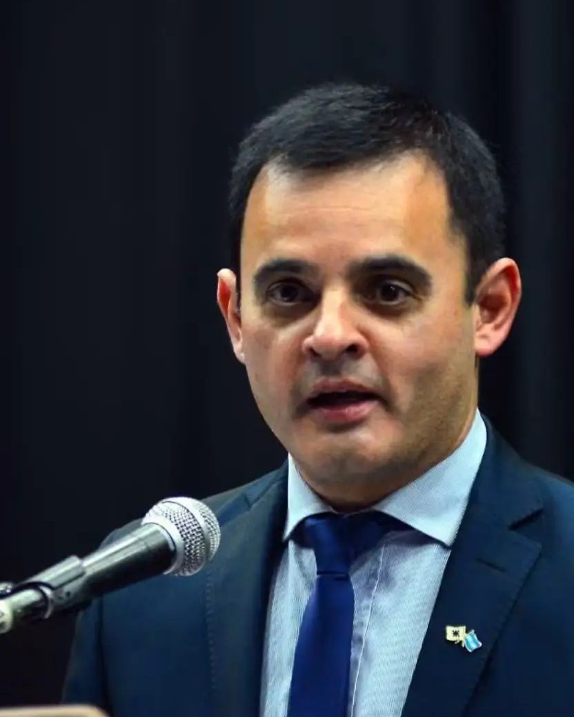 Alejandro Carrere hablando en un atril