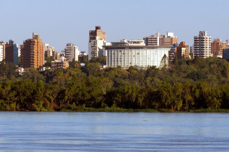 Los edificios de Paraná sobre la barranca, vistos desde el río