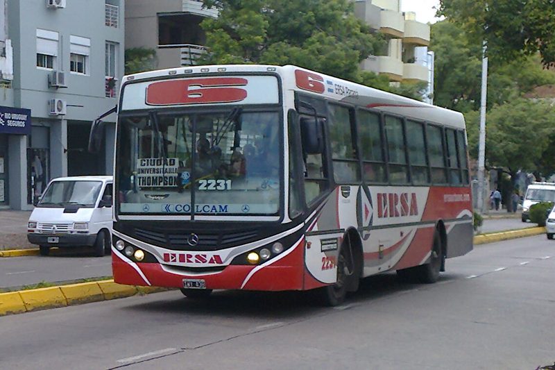 Colectivo de la línea 6 en una calle de Paraná